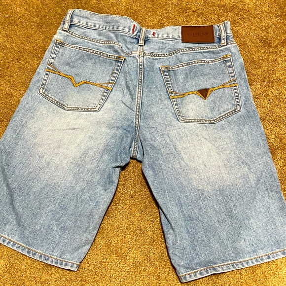 BEAUTIFUL PAIR OF GUESS LIGHT INDIGO WASH DISTRESSED DENIM JEAN SHORTS SIZE 33W! - Picture 4 of 16